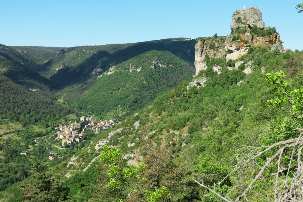 Vue sur Peyrelau et le rocher du Capluc